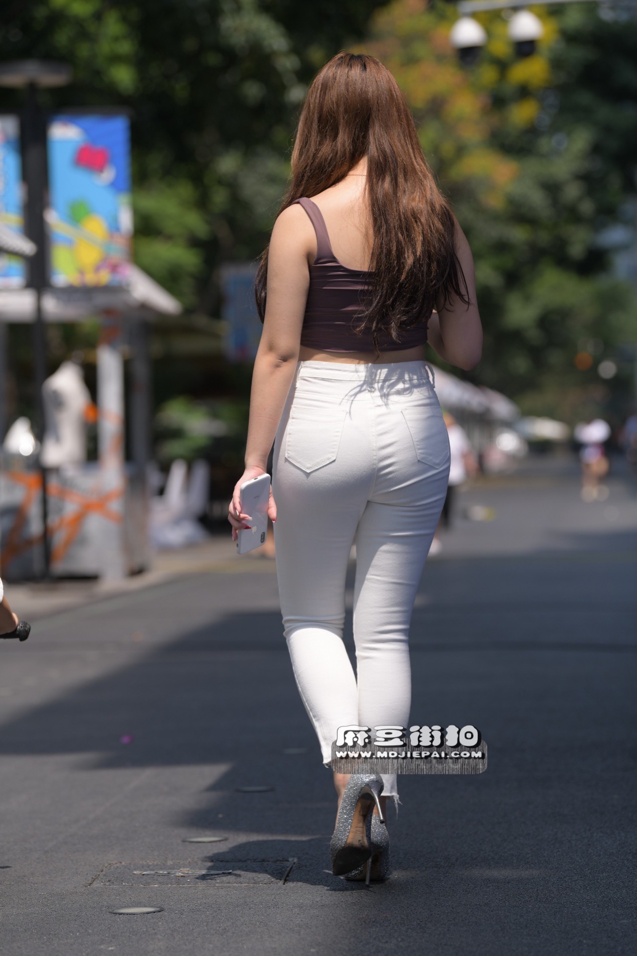 街拍美女：高颜值气质白色紧身裤高挑美女 - 麻豆街拍