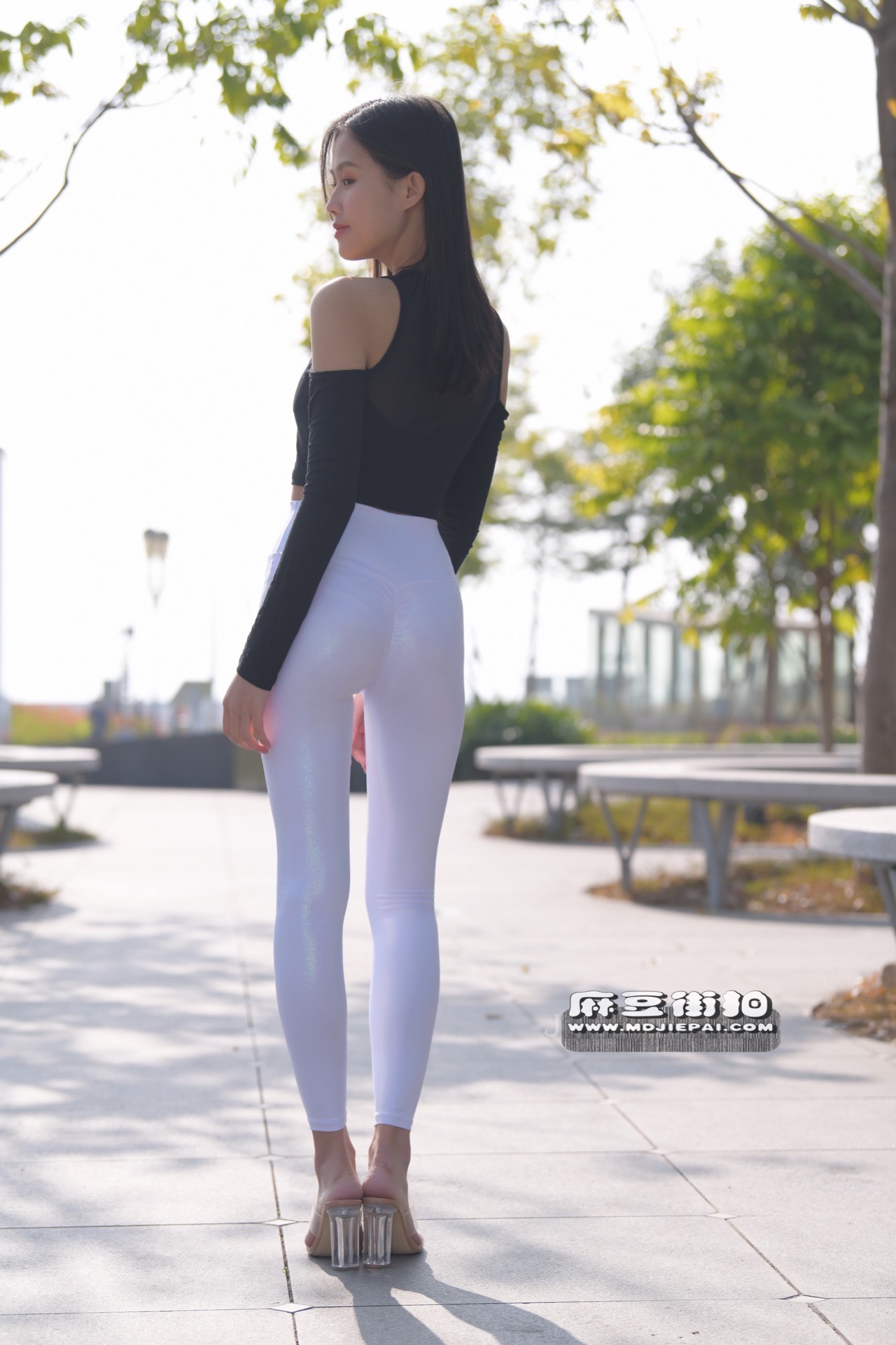 街拍紧身裤：黑色修身勒痕紧身瑜伽裤美女，凹凸的身材真的太诱人【套图+视频】 - 麻豆街拍