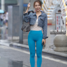 街拍紧身裤：蓝色瑜伽裤美女显性感三角区勒痕，网友直呼太饱满【套图+视频】