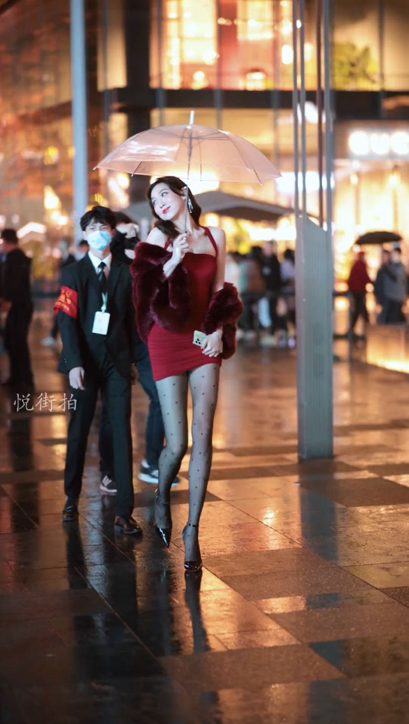 街拍黑丝：长腿高跟黑丝红裙女神，惊艳无比