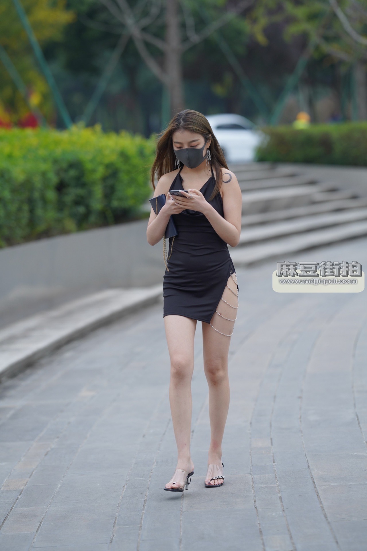 街拍蹲着自拍的超短裙美女，走光很给力_中国街拍-真实街拍第一站
