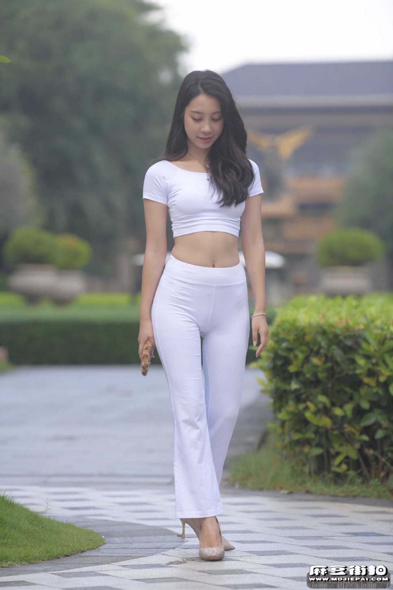 长发美女性感透视装，白色长裤翘臀_中国街拍-真实街拍第一站