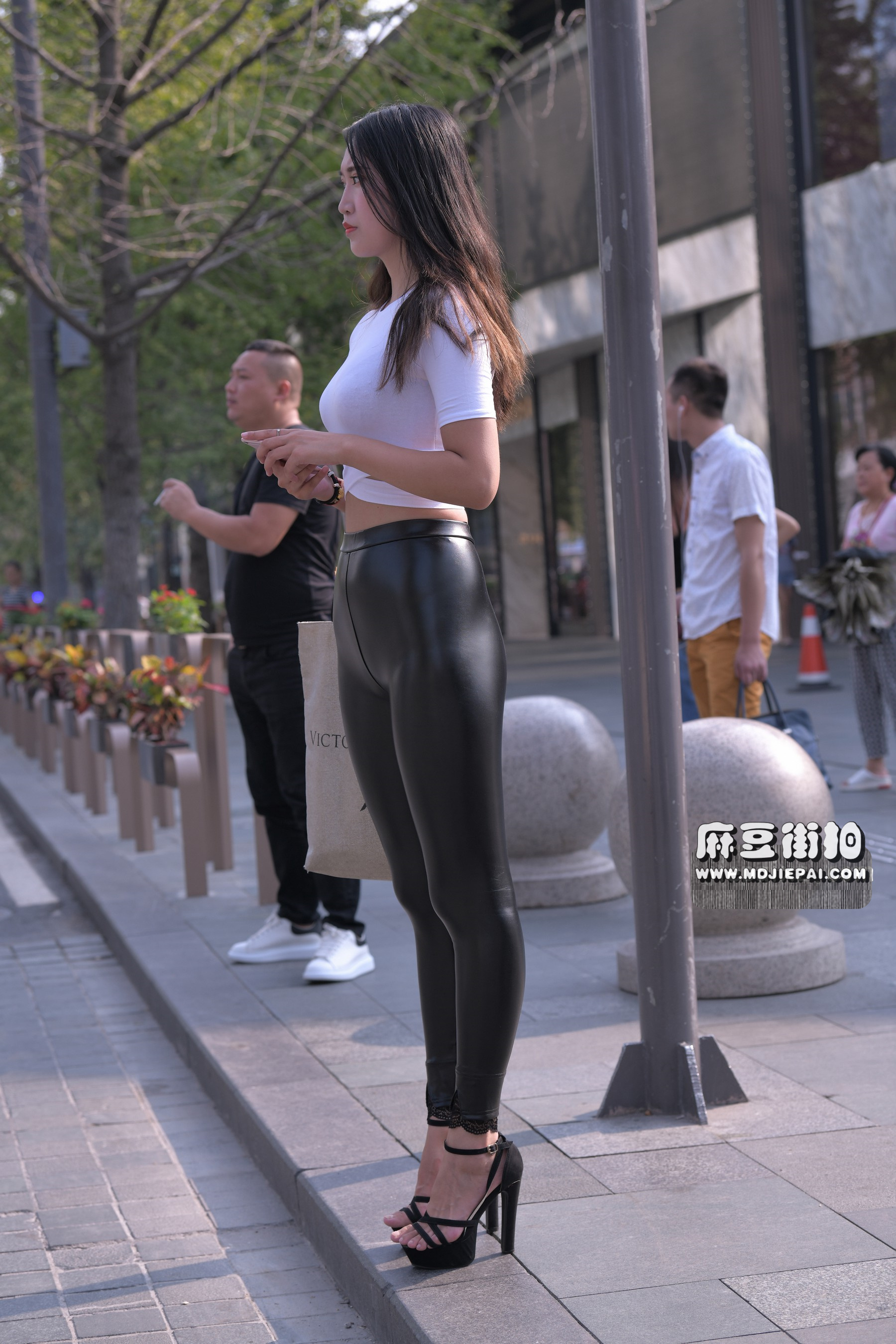 亚洲精品笫一国产综合穿黑色皮裤的诱人美女(2)-街拍美女-条码图