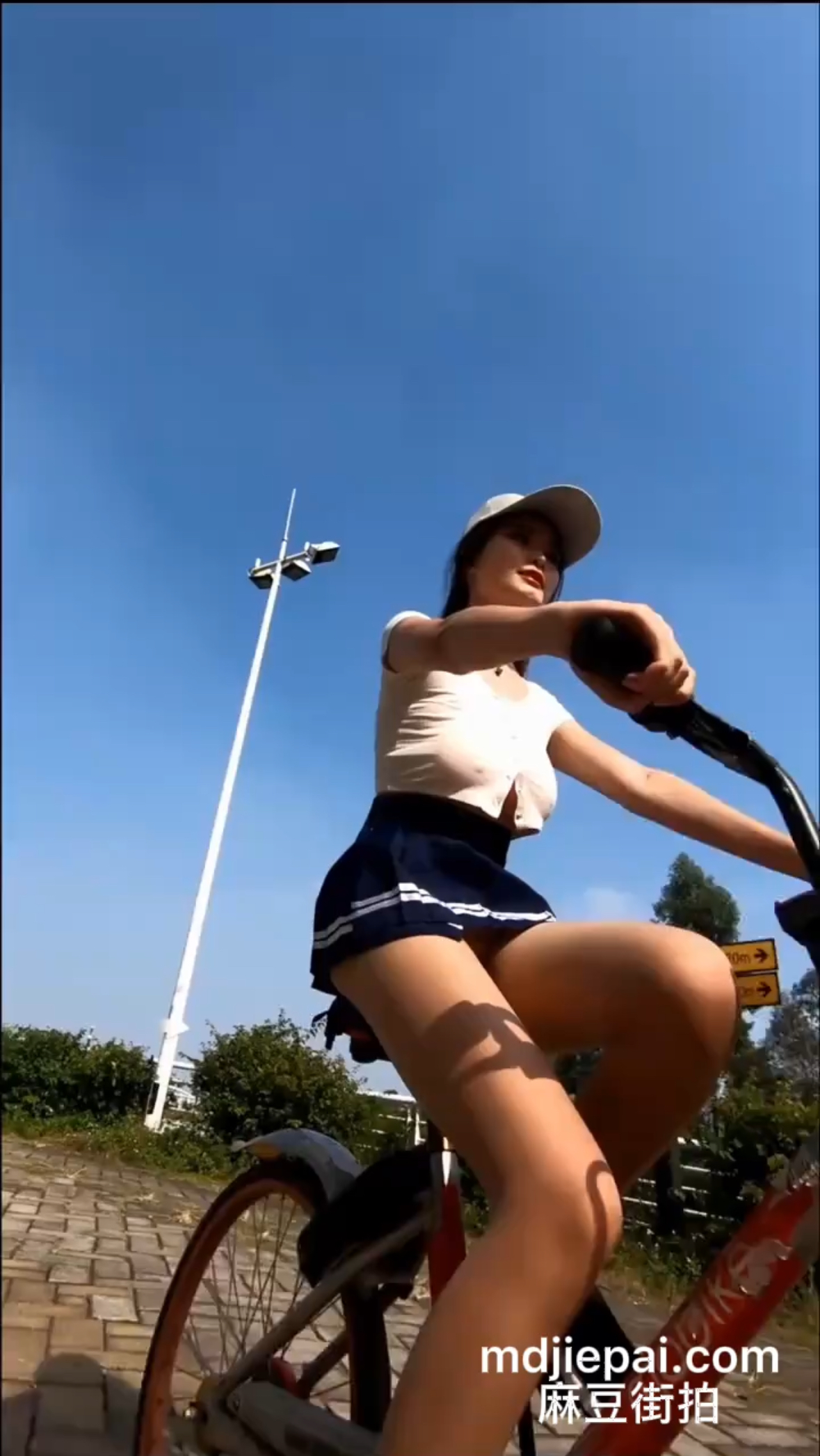 街拍短裙：爱运动的女孩